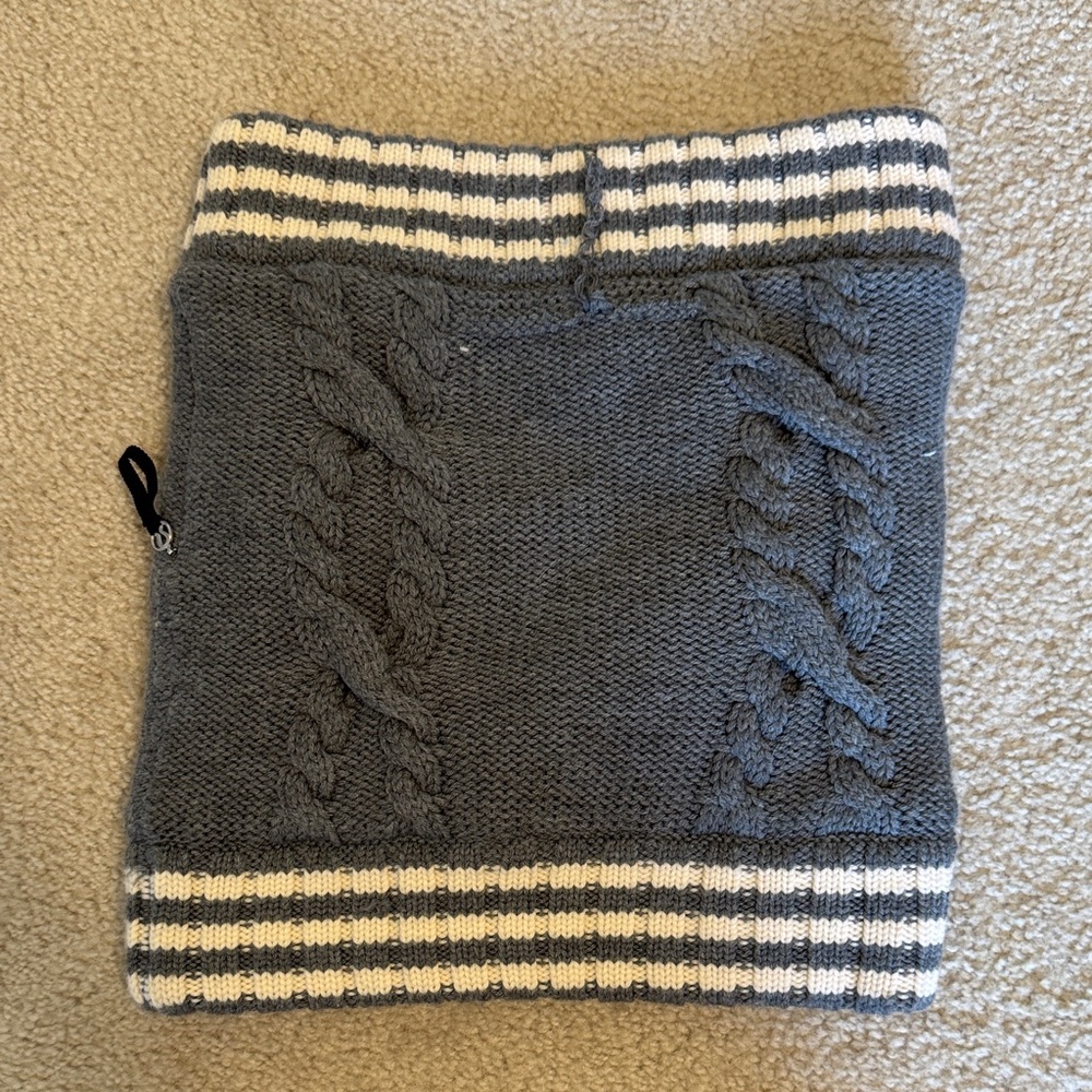 lululemon athletica Gray and White Knit Scarf